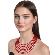 Collar cristal rojo facetado de 6 y 4mm de 7 vueltas. Precioso cierre de plata de ley labrado. Mide 42 cm en su tira más corta. . El broche decorativo es de quita y pon.