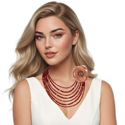Collar cristal rojo facetado de 6 y 4mm de 7 vueltas. Precioso cierre de plata de ley labrado. Mide 42 cm en su tira más corta. . El broche decorativo es de quita y pon.