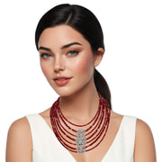 Collar cristal rojo facetado de 6 y 4mm de 7 vueltas. Precioso cierre de plata de ley labrado. Mide 42 cm en su tira más corta. . El broche decorativo es de quita y pon.