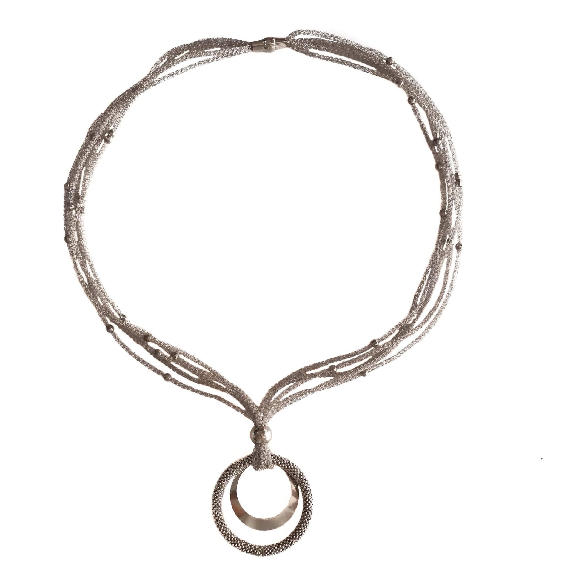Collar de plata tejida con adorno de plata redondo