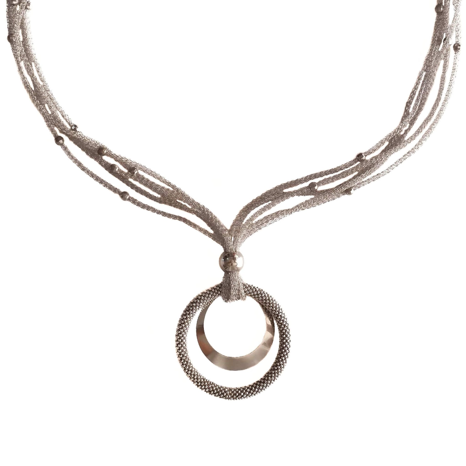 Collar de plata tejida con adorno de plata redondo