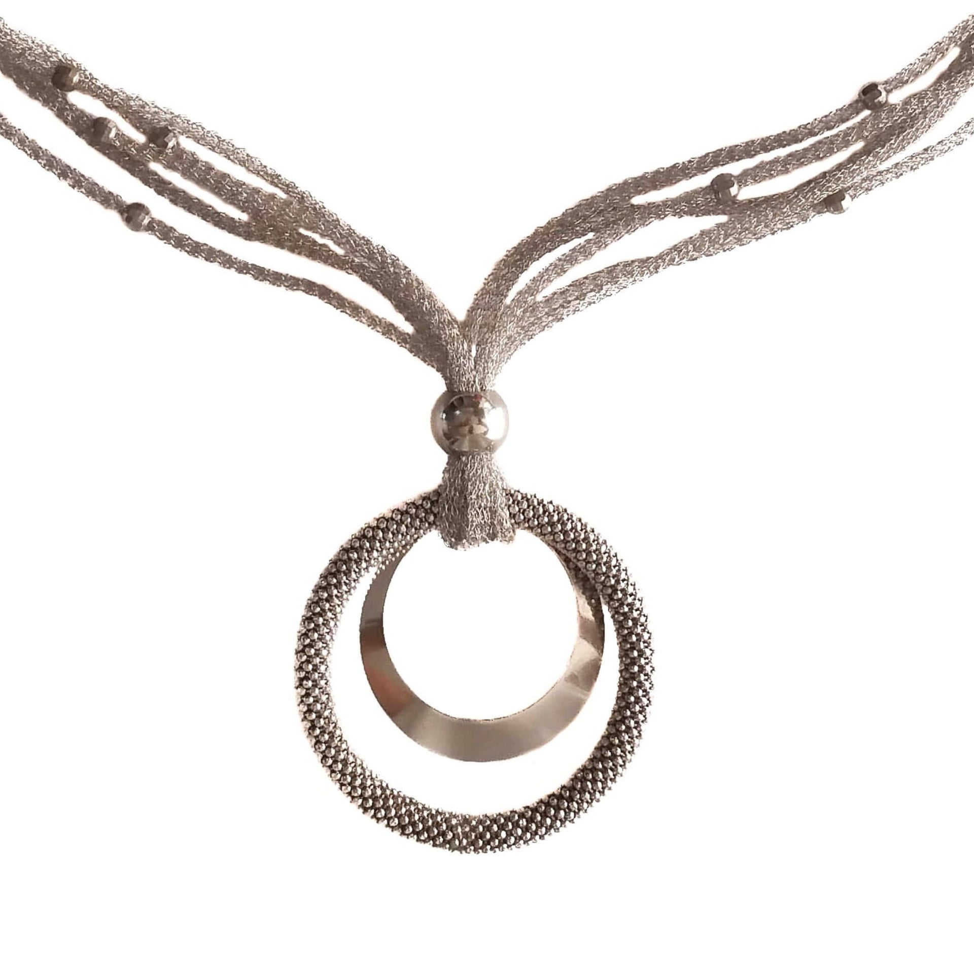 Collar de plata tejida con adorno de plata redondo