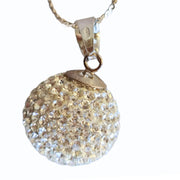 Colgante de plata bola de strass en color blanco. Mide 18 mm de diámetro. La cadena de plata se vende por separado y no está incluida en el precio.
