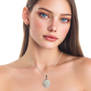 Colgante de plata bola de strass en color blanco. Mide 18 mm de diámetro. La cadena de plata se vende por separado y no está incluida en el precio.