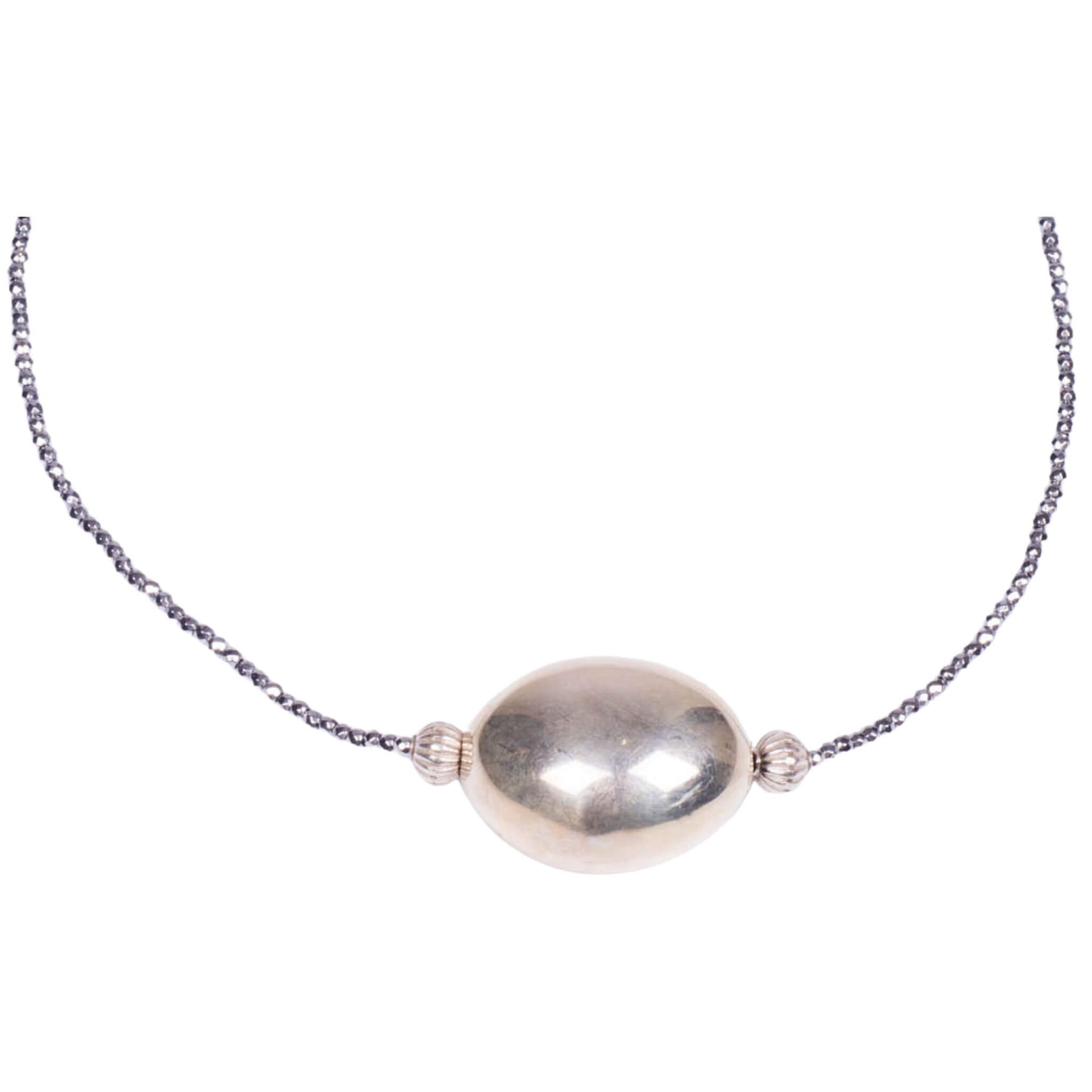 Collar de hematite plata y pieza y huevo oval central de plata de ley