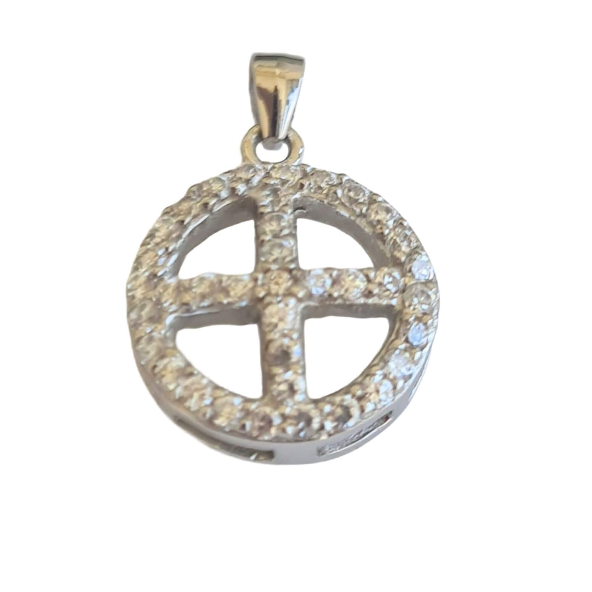 Colgante redondo de plata de ley con cruz de circonitas blancas