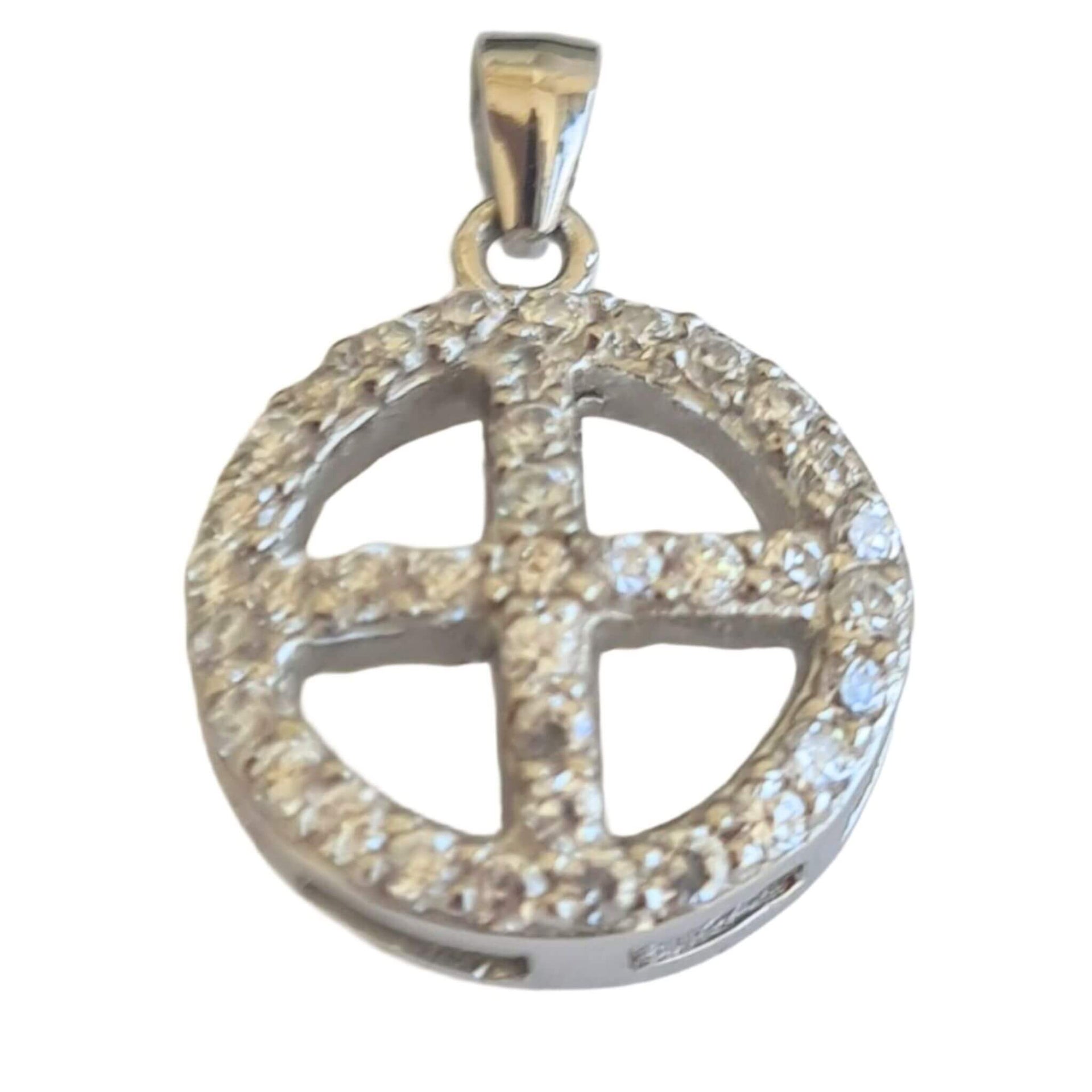 Colgante redondo de plata de ley con cruz de circonitas blancas