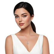 Colgante redondo de plata de ley con cruz de circonitas blancas