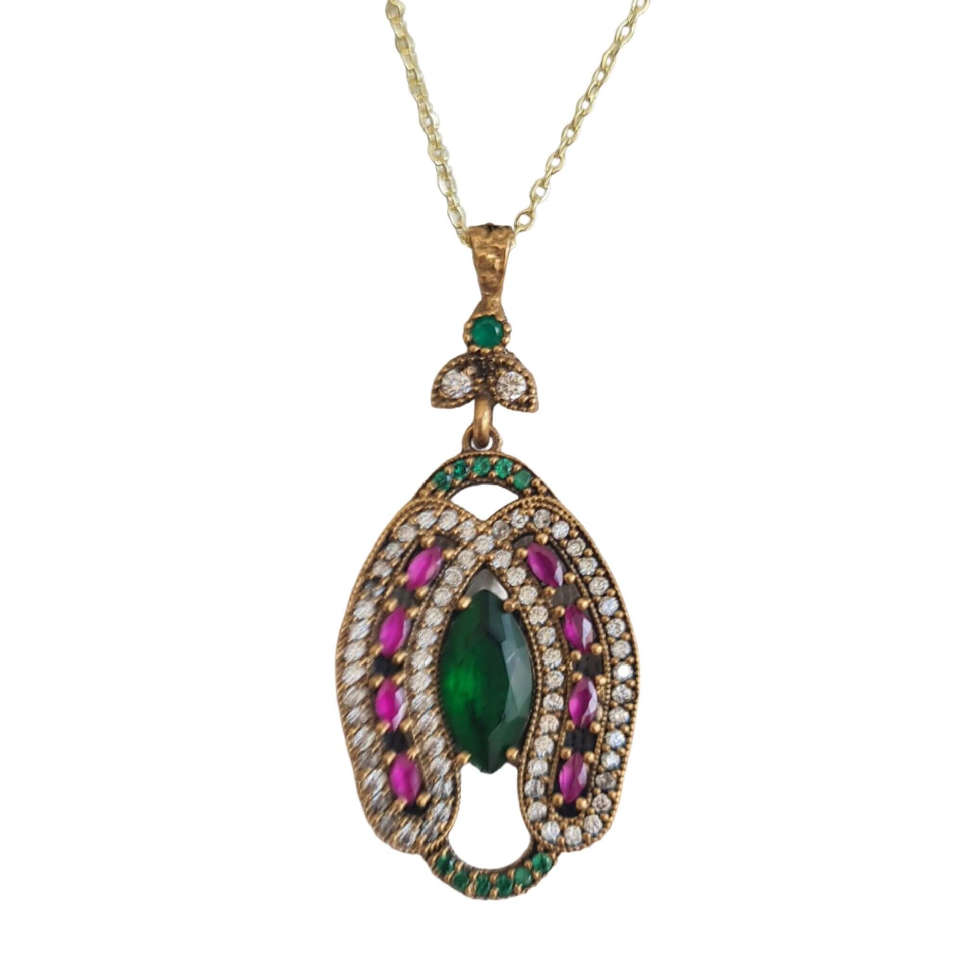 Colgante herradura oval de plata dorada con esmeraldas y rubíes naturales