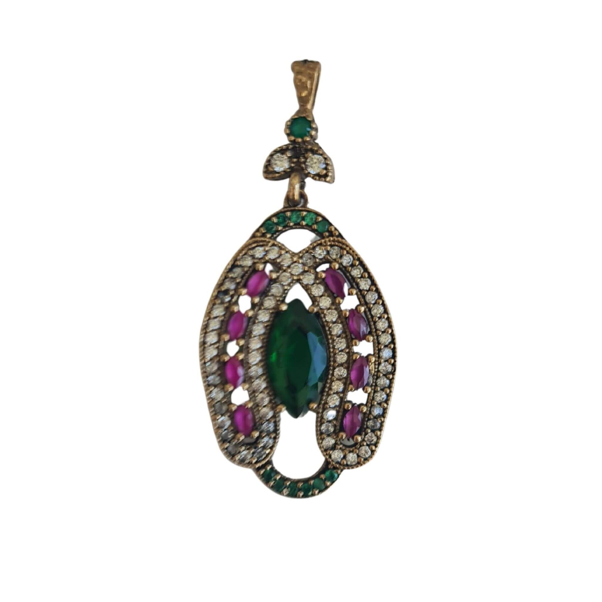 Colgante herradura oval de plata dorada con esmeraldas y rubíes naturales