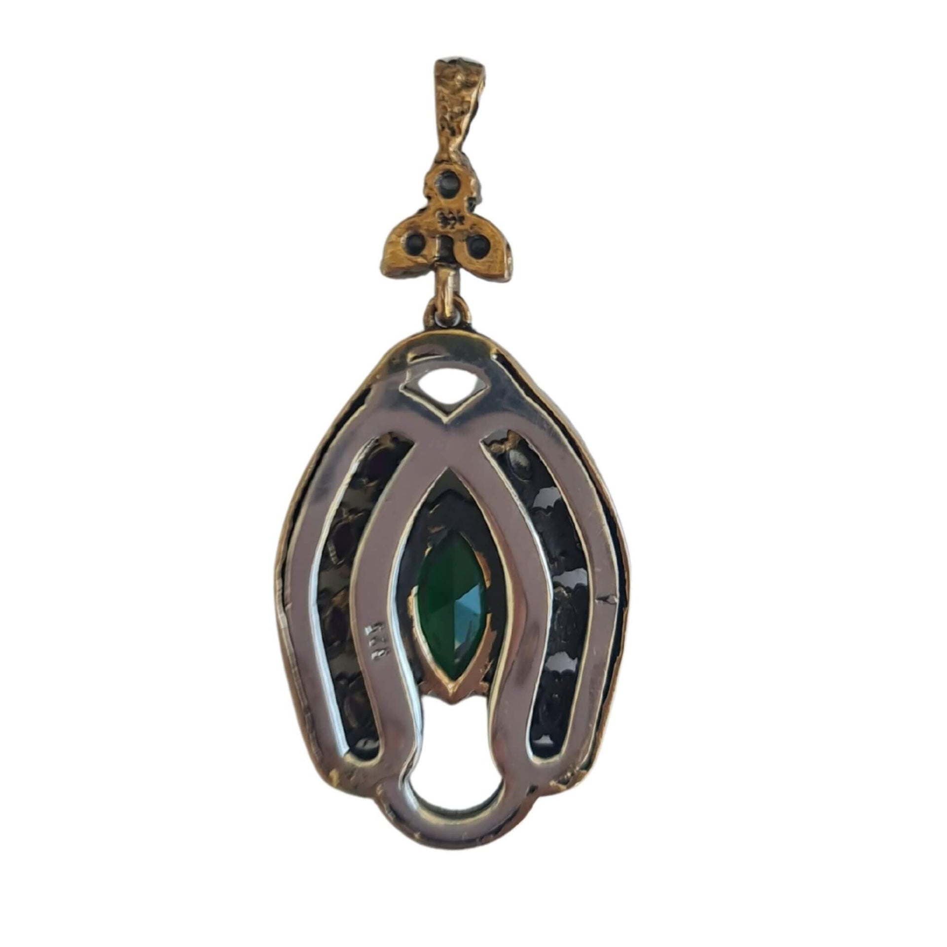 Colgante herradura oval de plata dorada con esmeraldas y rubíes naturales