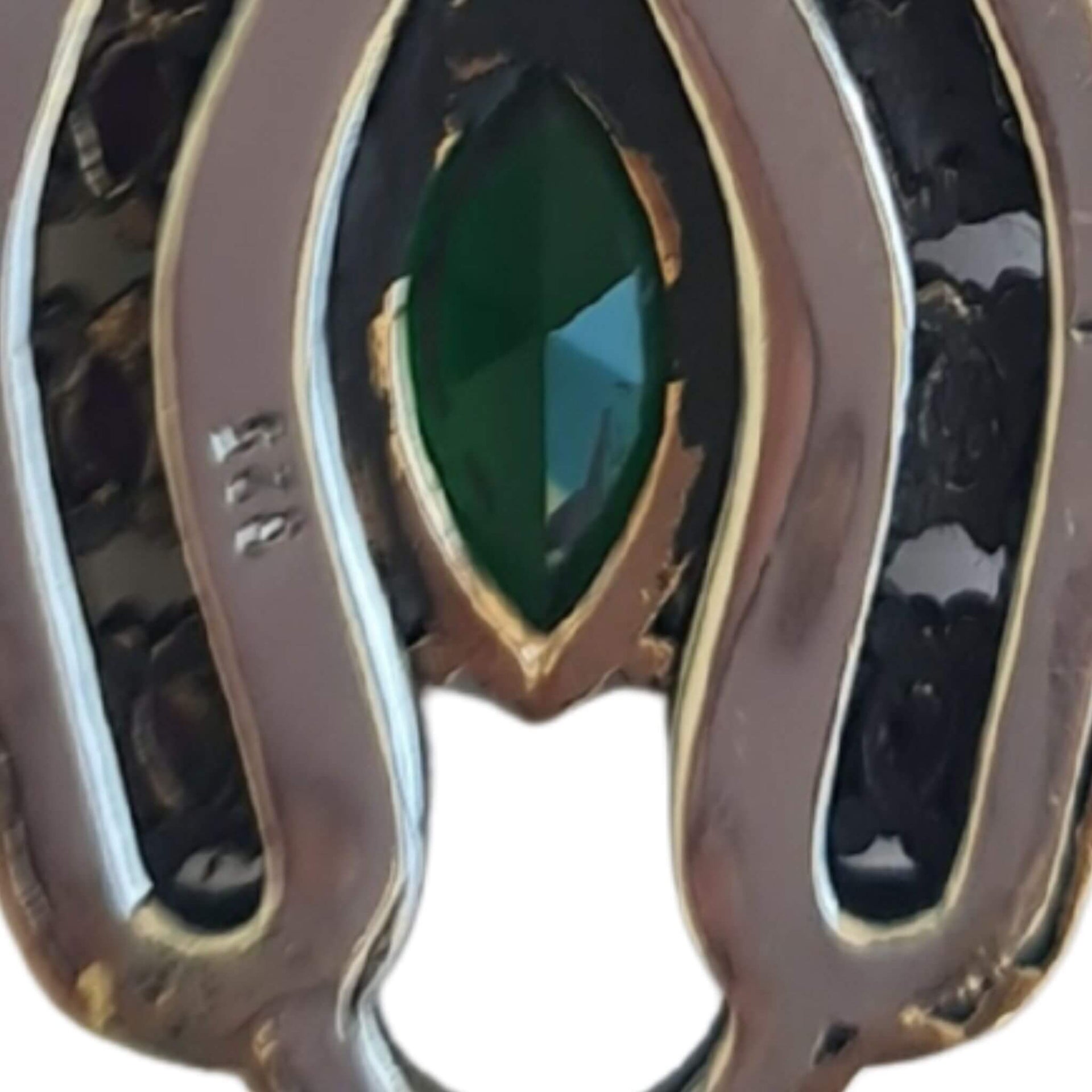 Colgante herradura oval de plata dorada con esmeraldas y rubíes naturales