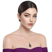 Colgante herradura oval de plata dorada con esmeraldas y rubíes naturales