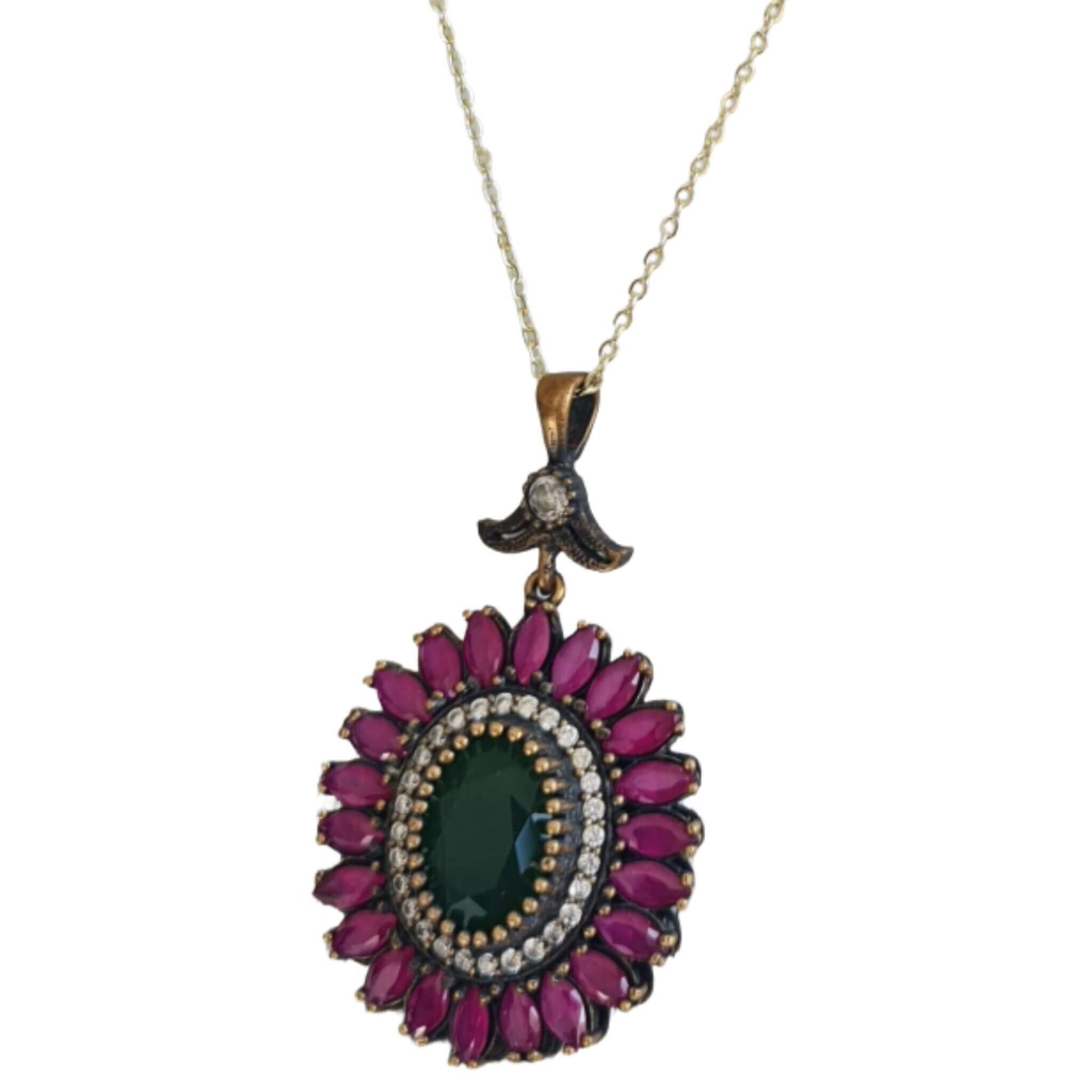 Colgante de plata de ley ovalado con piedras semipreciosas de esmeraldas y rubíes