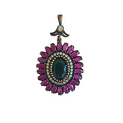 Colgante de plata de ley ovalado con piedras semipreciosas de esmeraldas y rubíes