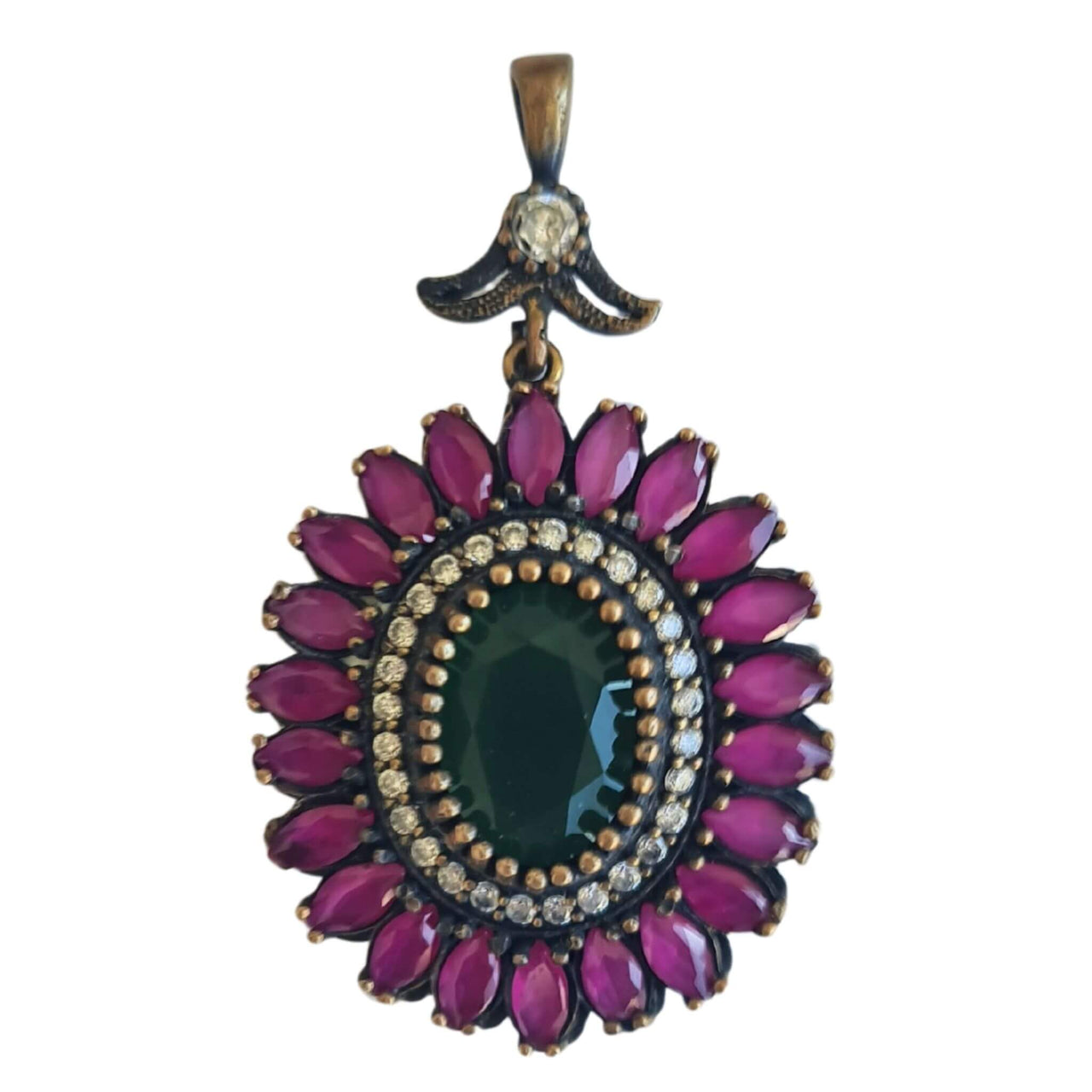 Colgante de plata de ley ovalado con piedras semipreciosas de esmeraldas y rubíes