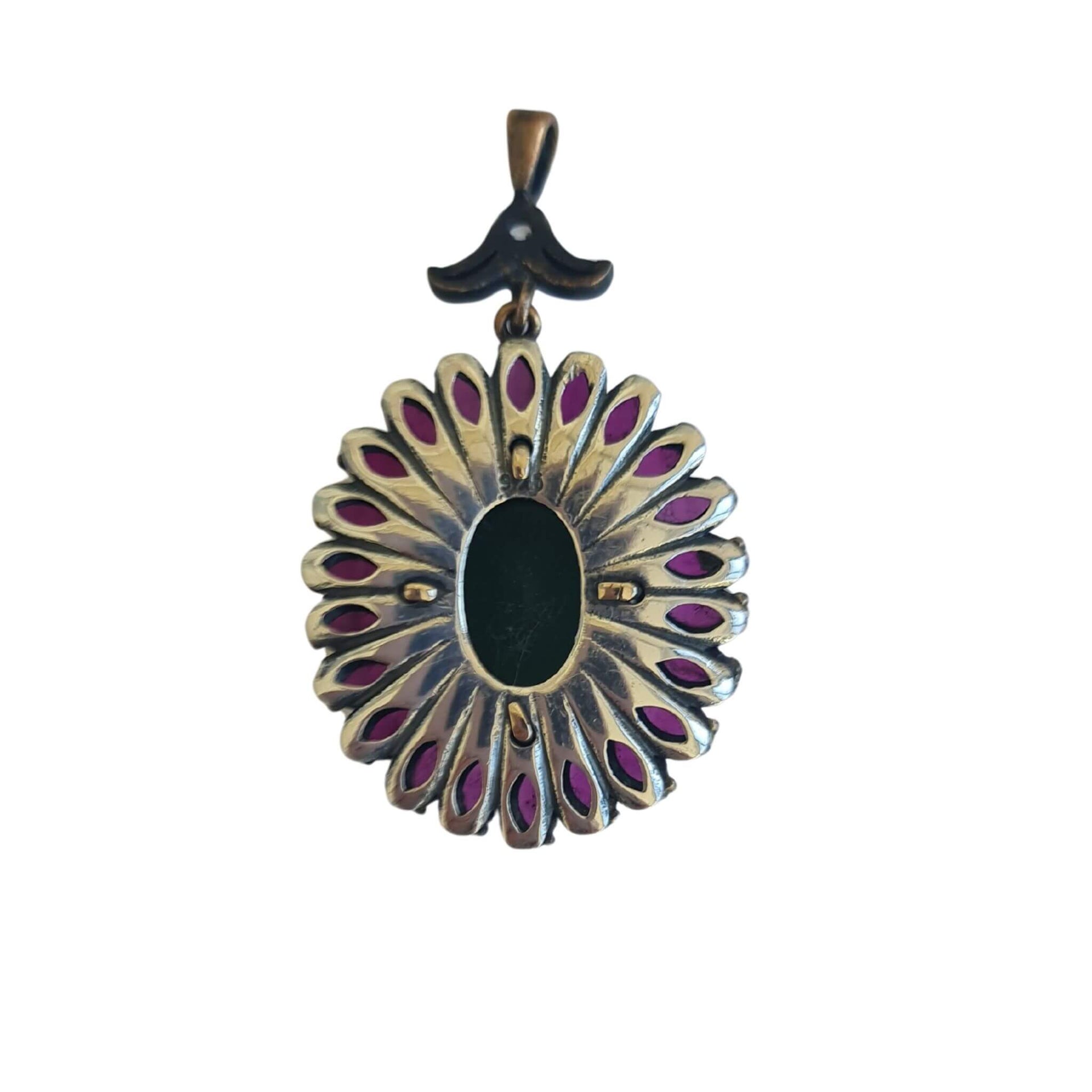 Colgante de plata de ley ovalado con piedras semipreciosas de esmeraldas y rubíes