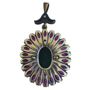 Colgante de plata de ley ovalado con piedras semipreciosas de esmeraldas y rubíes