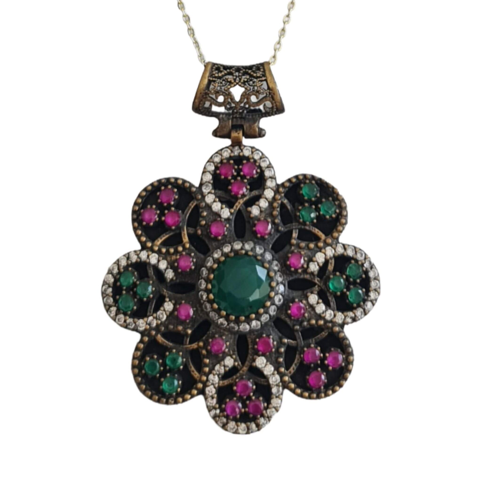 Colgante de plata de ley con piedras semipreciosas de esmeraldas y rubíes