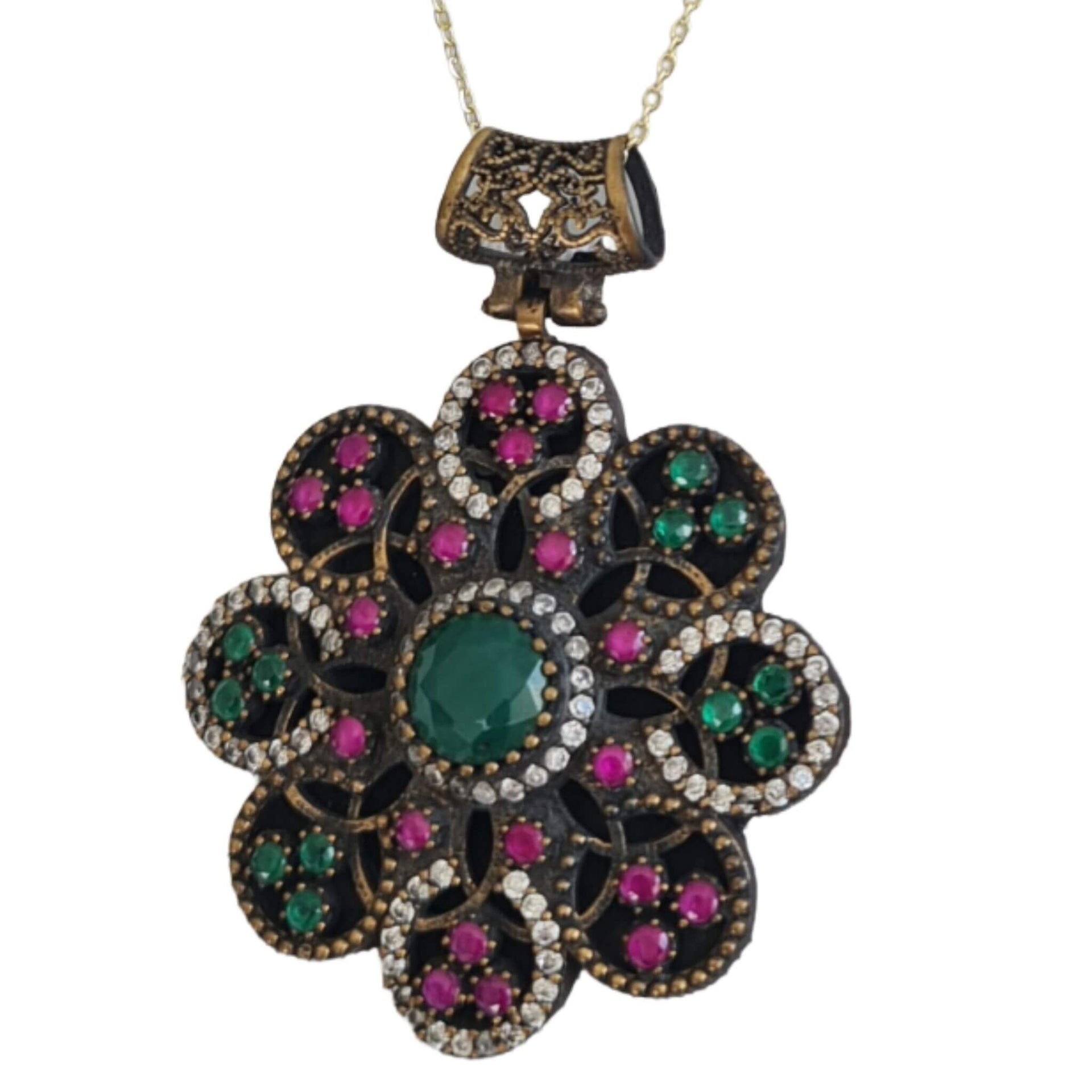 Colgante de plata de ley con piedras semipreciosas de esmeraldas y rubíes