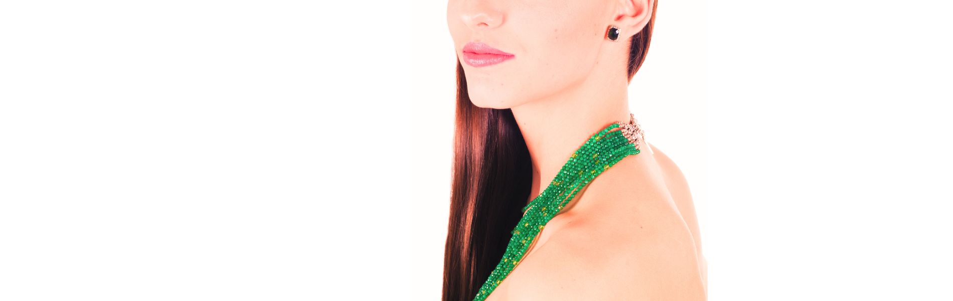 Collares y pulseras exclusivos de fiesta para la mujer. Cuero o piedras naturales con brillantes de cristal y strass de Romy&Chic. Collares de cuernos de pitón con cuero o cadenas de piedras. Cierres magnéticos en zamak o acero, plata de ley, gemas multicolor y  y charms colgantes. 