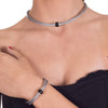 Collar y pulsera de cuero gris plata y brillantes de cristal negros